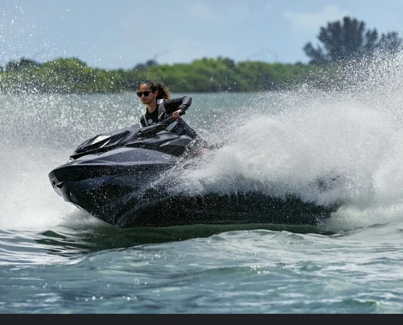 Waterscooter varen bij Caracasbaai op Curaçao