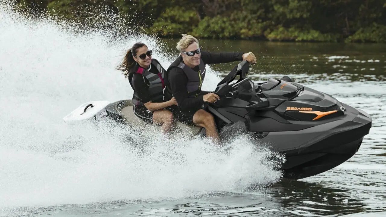 Samen waterscooter varen op Curaçao