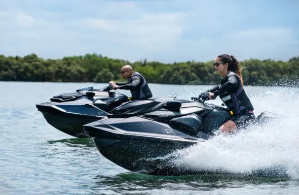 Twee Sea-Doo waterscooters naast elkaar