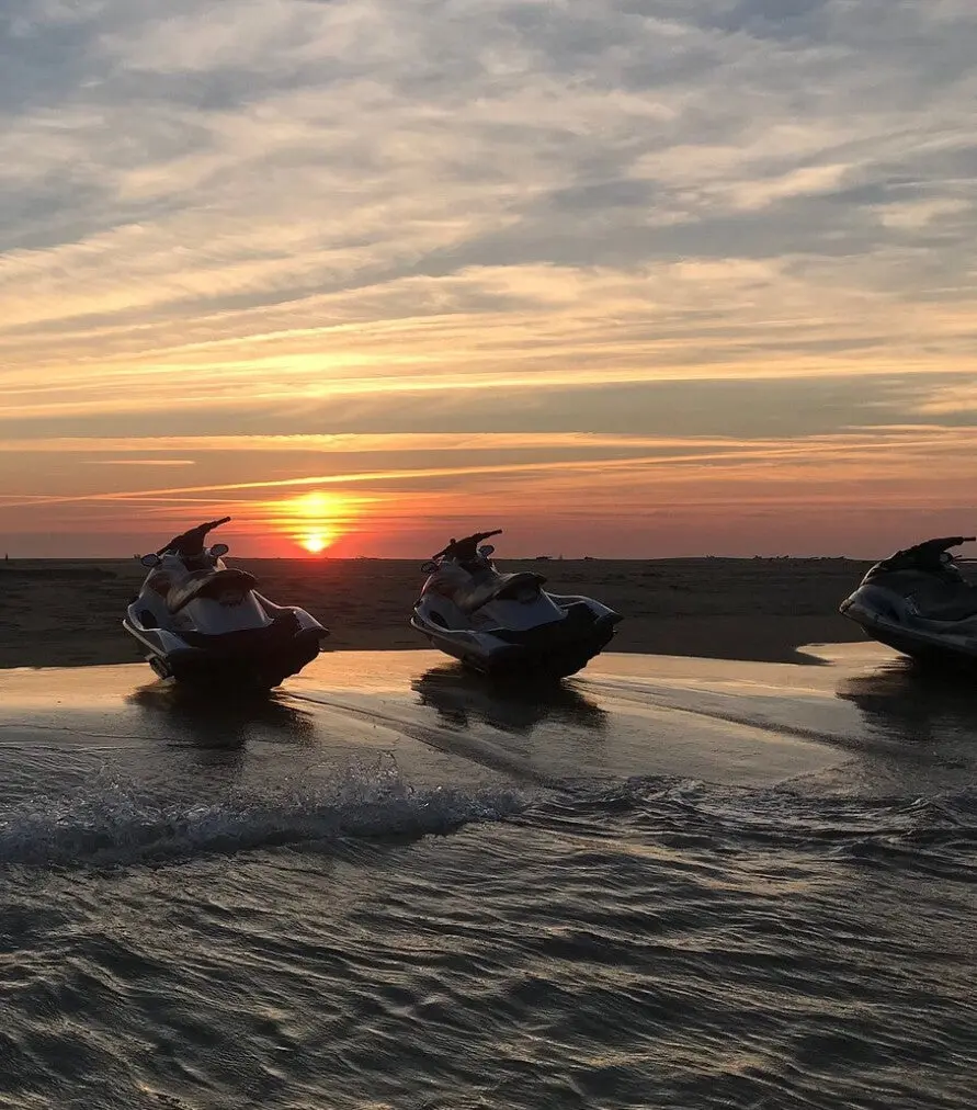 Waterscooters tijdens zonsondergang op Curaçao